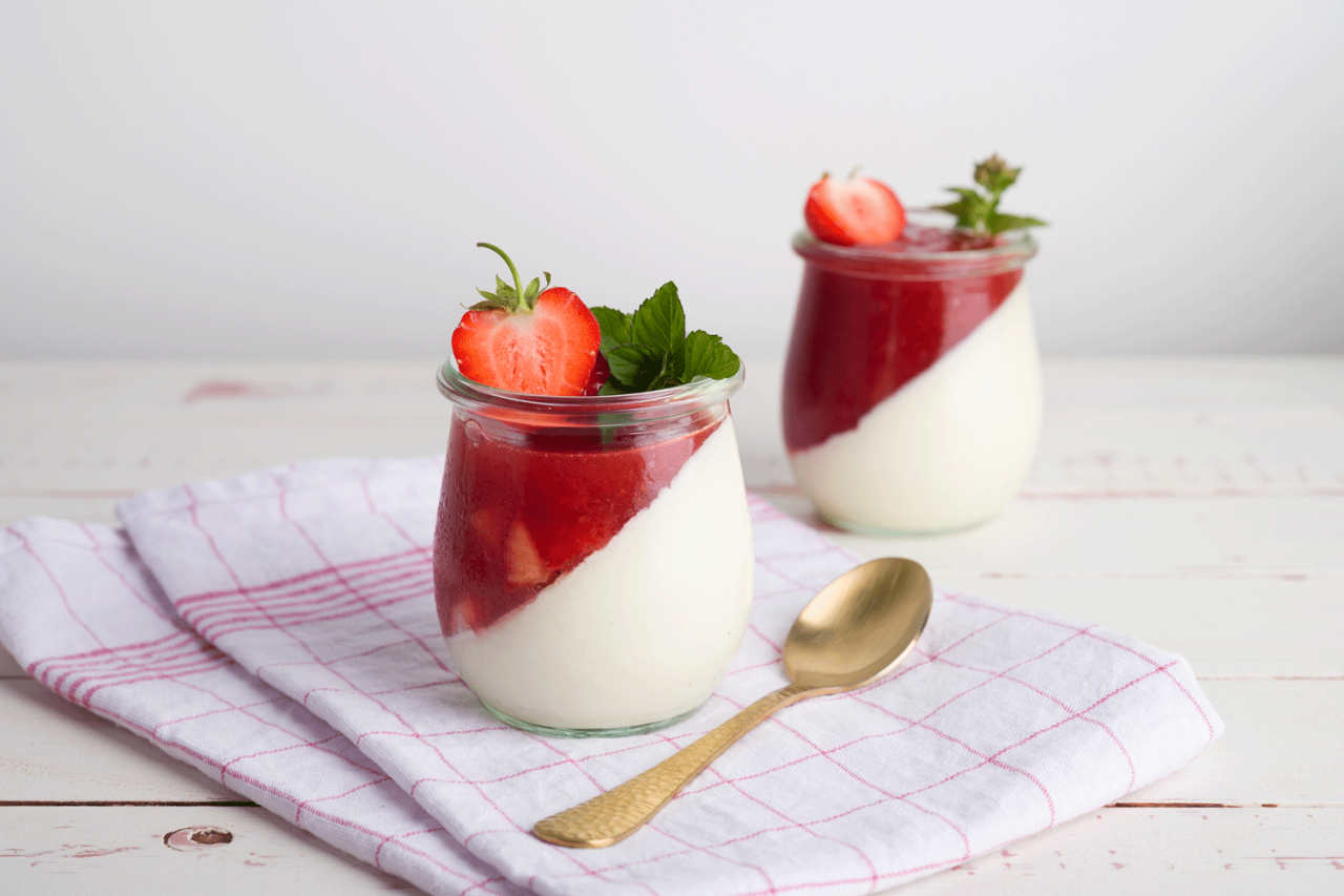 Low Carb Panna Cotta mit Erdbeersoße